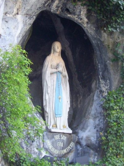 La Vierge apparaît à Sainte Bernadette à Lourdes comme l'Immaculée Conception dans la grotte de Massabielle