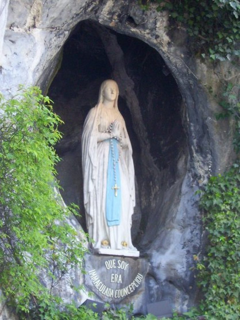 La Vierge apparaît à Sainte Bernadette à Lourdes comme l'Immaculée Conception dans la grotte de Massabielle